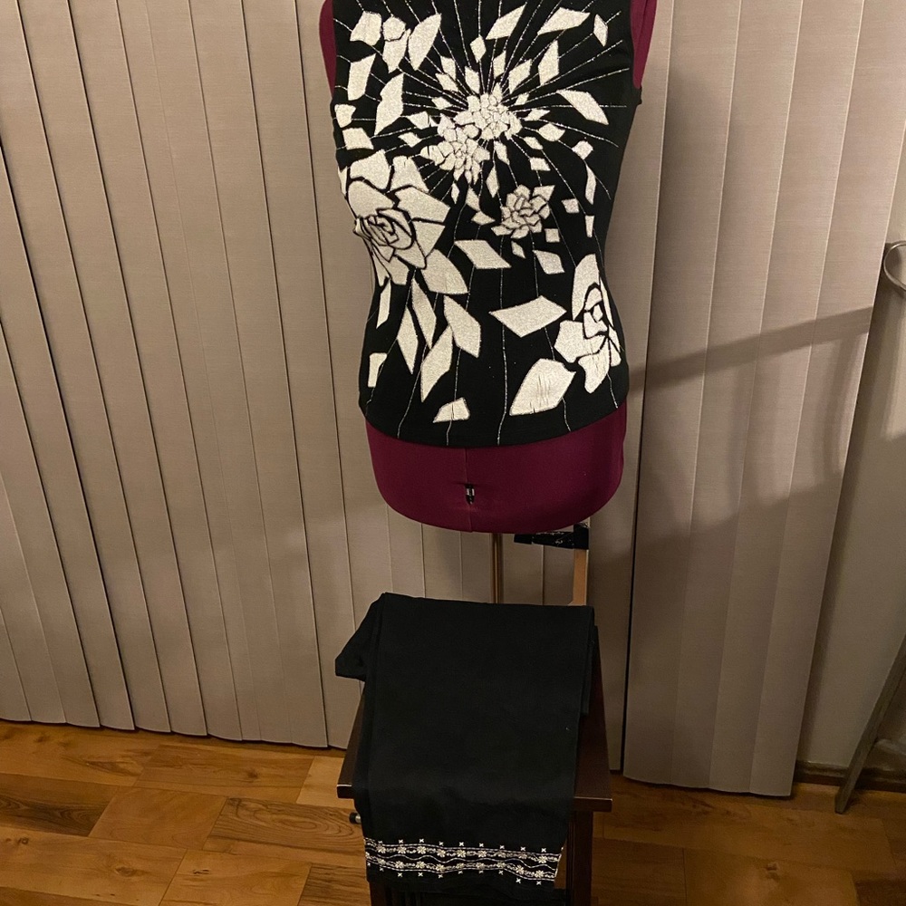 Sleeveless knit top with crop pants.